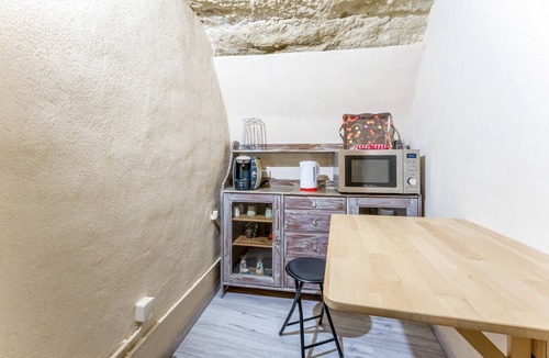 Cornillon-Confoux Apartment | Troglodyte Studio with Breathtaking Views over Provence!