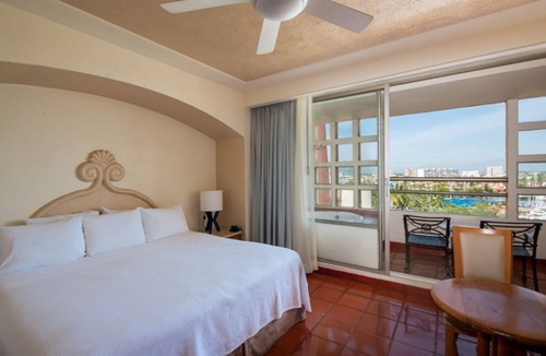 Marina Vallarta Hotel | Tropical Hideaway – Studio with Pool & Gym