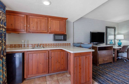 Casas Adobes Hotel | Tucson's Serene Oasis with complimentary breakfast