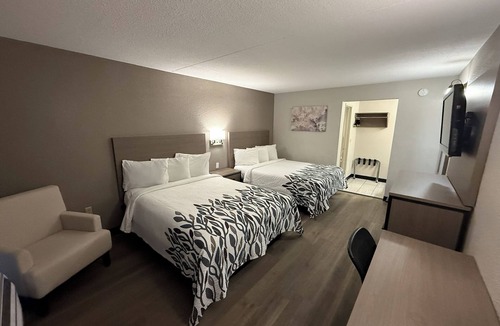 Tucson Hotel | Two Deluxe Queen Room—Comfortable, Bright & Convenient Location