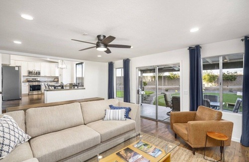 Glendale House | Ultimate PLAYcation Quick Walk to Stadium Pool Spa