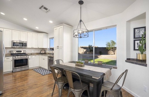 Glendale House | Ultimate PLAYcation Quick Walk to Stadium Pool Spa