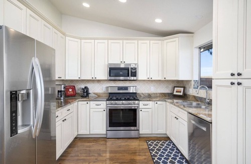 Glendale House | Ultimate PLAYcation Quick Walk to Stadium Pool Spa