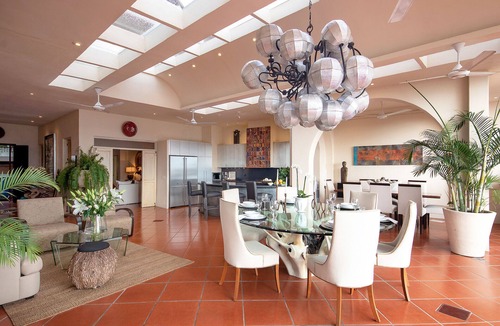 Cerro Villa | UPSCALE VILLA JACUZZI POOL & STAFF A FEW METERS FROM ELIZABETH TAYLOR EX HOUSE