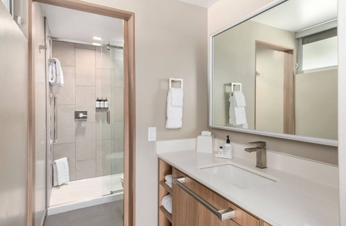 Uptown Sedona Hotel | Uptown King Dog Friendly w/Private Patio and Mountain View @ The Matterhorn Inn