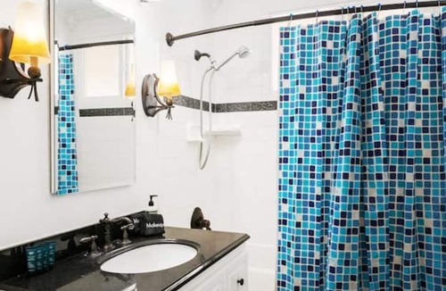 Bel Air House | 🌴Uptown Oasis🌴 Pool & Jacuzzi, Pet-Caring, 4BR-2BA, 5Min to DT Phoenix