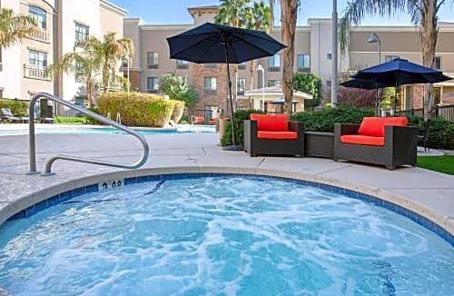 Glendale Sports and Entertainment District Hotel | Holiday Inn Express & Suites Phoenix Glendale Dist, an IHG Hotel