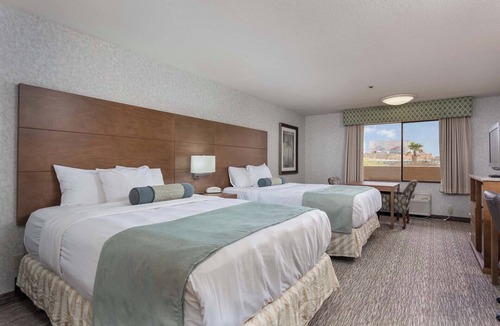 Yuma Hotel | VACATION ESCAPE, TWO MODERN UNITS! POOL/PARKING AND HOT TUB