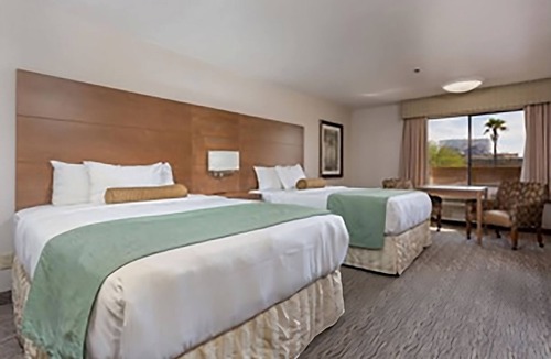 Yuma Hotel | VACATION ESCAPE, TWO MODERN UNITS! POOL/PARKING AND HOT TUB
