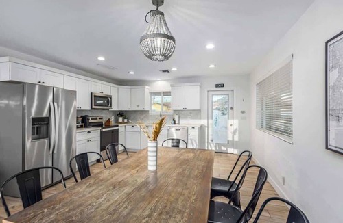 New Papago Parkway House | Vacay on Villa|Pool + Putting Grn|Old Town