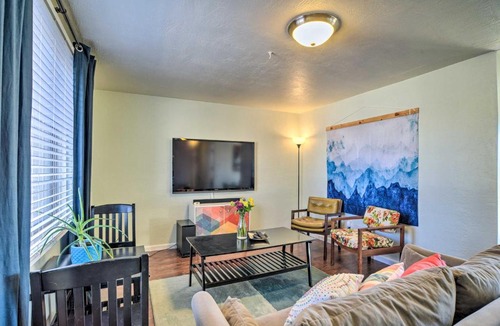 Montgomery Park House | Vibrant ABQ Adobe Den: Mtn Views, Walk to Park!