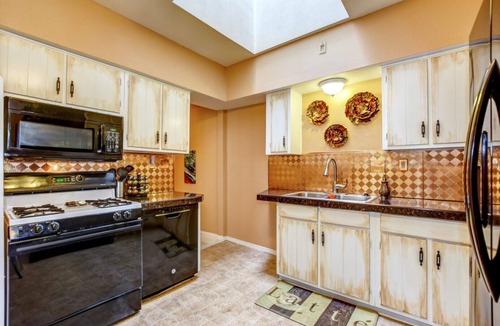 Prescott Cottage | Victorian Suites ~ The Perfect Location with all the Comforts of Home