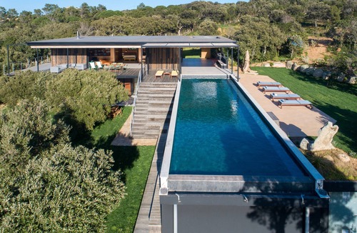 Pianotolli-Caldarello Villa | Villa 'Casa Nera' with Sea View, Private Pool and Wi-Fi