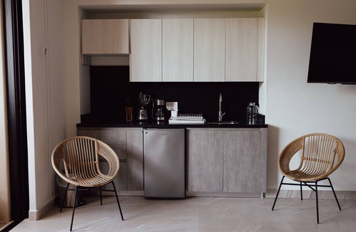San Francisco Apartment | Villa Dahlia, Luxury Studio, steps from the beach!