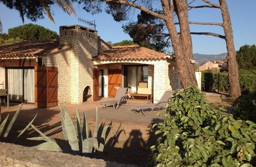 Lecci Villa | Villa 'feet in the sea' and Lac Marin