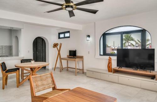 Lazaro Cardenas Apartment | Walk to Beach + Rooftop Views: Puerto Vallarta Apt