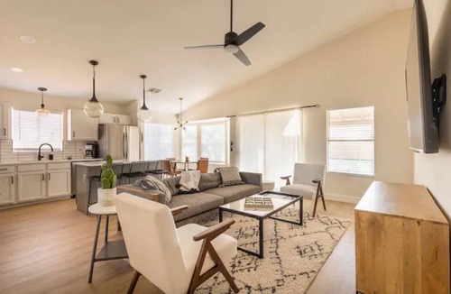 La Buena Vida House | Walk to State Farm Stadium, Spring Training Heated Pool & Hot Tub!