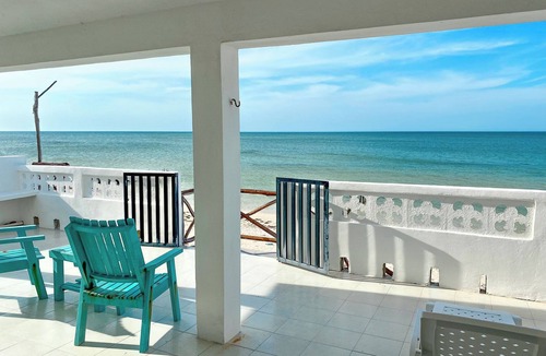 Chelem House | Well-located 3 BR Beachfront house
