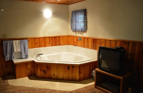 Pinetop Cabin | Whispering Pines - Cabin 19 (Studio)