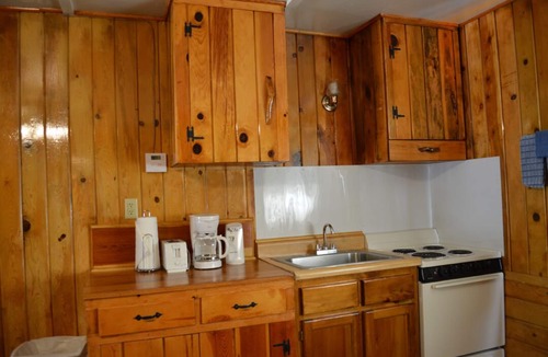 Pinetop-Lakeside Cabin | Whispering Pines - Cabin 27 (2 Bedroom Family Style Unit)