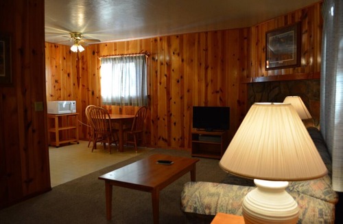 Pinetop-Lakeside Cabin | Whispering Pines - Cabin 30 (Spa Tub)