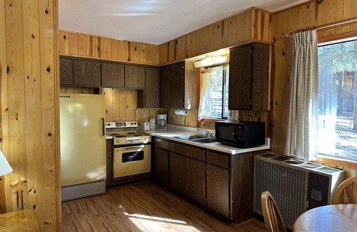 Pinetop-Lakeside Cabin | Whispering Pines Resort- Cabin #16