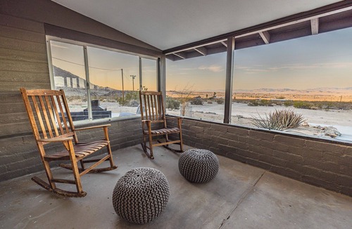 Twentynine Palms House | WKNDR Parkside ܍ By Park Entrance, Hot Tub, Stars, Private