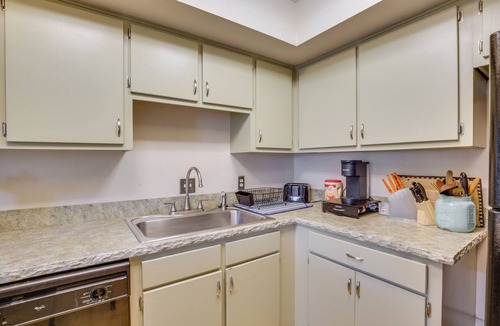 Vista Del Valle Condo | Work & Play in Yuma: Central Condo w/Pool Access