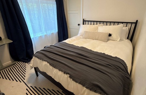 Tracy House | Work-Ready Studio with King Bed · Desk · W/D & Parking