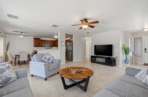 Green Valley House | Your Cozy Desert Retreat – Pool Fire Pit Convenient Location