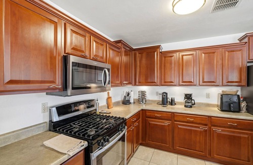Green Valley House | Your Cozy Desert Retreat – Pool Fire Pit Convenient Location