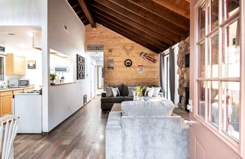 Sugarloaf Cabin | Your Mountain Oasis: Cabin with Hot Tub in Sugarloaf, California