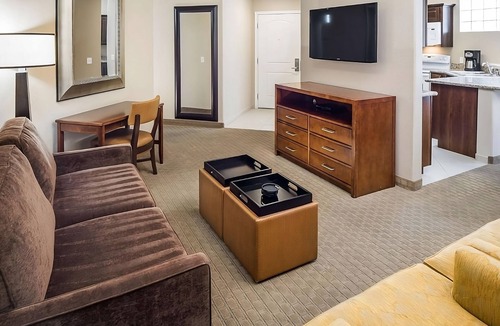 North Scottsdale Hotel | Your Relaxing Getaway Awaits! Onsite Pool, Kitchen, Free Parking!
