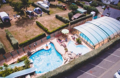 Plomodiern House | ZEcamping 4* piscine couverte 200m plage dog friendly tente TV LV 54m2