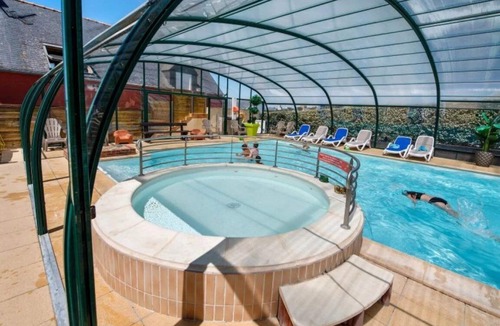 Plomodiern House | ZEcamping 4* piscine couverte 200m plage dog friendly tente TV LV 54m2
