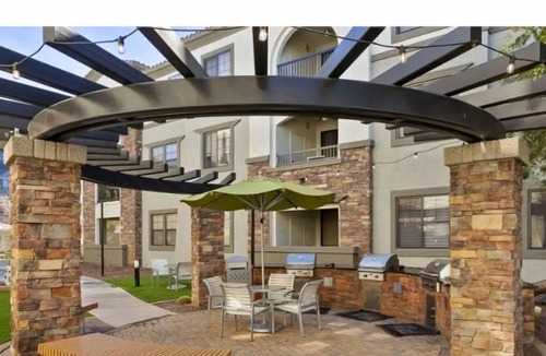 Glendale Sports and Entertainment District House | Zone Luxe Stylish 2BR Condo with Gym & Hot Tub