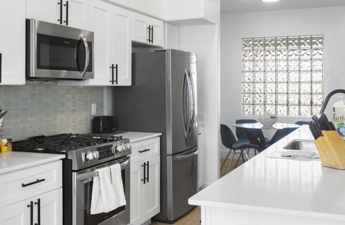 Glendale Sports and Entertainment District House | Zone Luxe Stylish 2BR Condo with Gym & Hot Tub