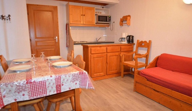 100m from shops, 5th floor, view mountain, balcony, tv, ski locker, 44m², Les Menuires