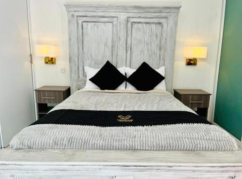 12 VENATOR House Boutique