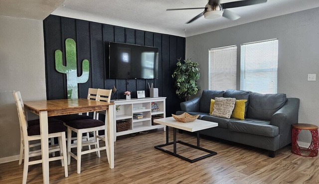 13th Pl Left · Charming Apt |Downtown|Phoenix|Historic|Patio