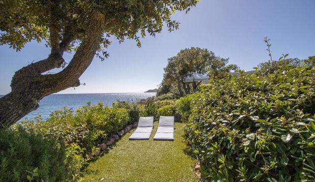 2 471/5 000 Villa A Cala d Oro with private beach, garden with sea view, Wi-Fi and AC