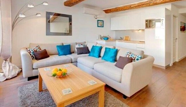2 Bedroom Apartment Paces from Place Garibaldi, On the Edge of the Old Town.
