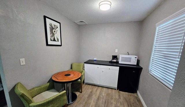2 Queen Beds with Kitchenette|Nsmk