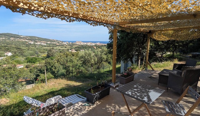 2-room maisonette 5 minutes from Ile-Rousse with sea and hill views
