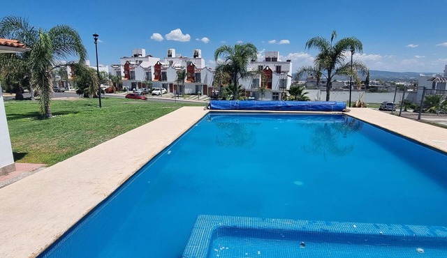 2-Story House With Large Pool and Parking Space