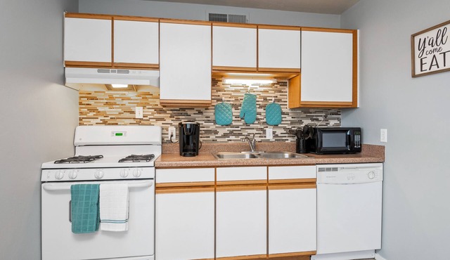 2BR/1BA Condo W/Pool; Mins to UofA,Hiking,Food&Retail