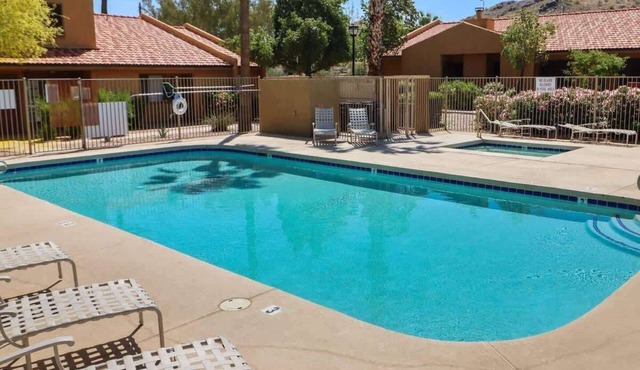 2BR Condo with patio, Heated Pool, Spa & Gym Access