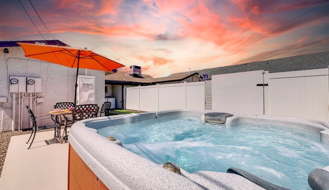 2BR Mesa Condo w Patio, Full Kitchen, WiFi, Parking!