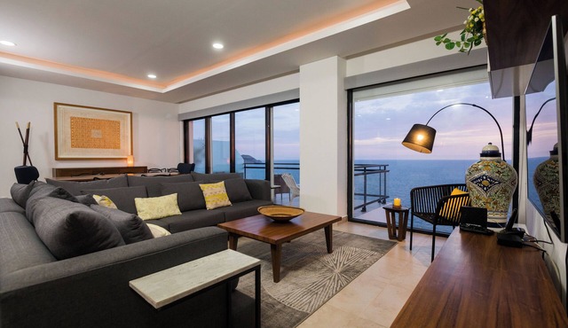 3 bedroom high end beach front condo with amazing view