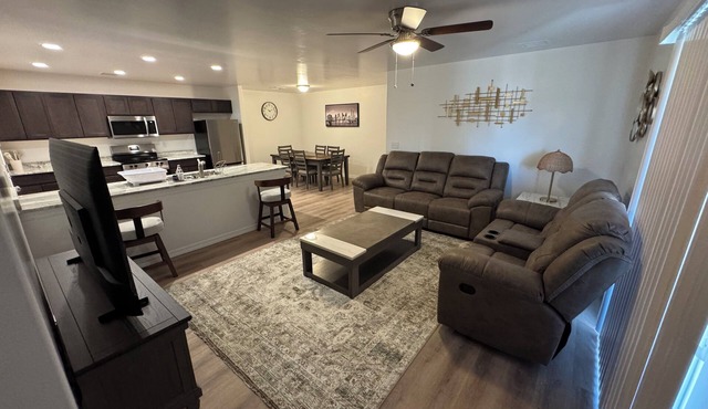 3 bedroom house with AC in charming Kingman Near The Hospital Top restaurants